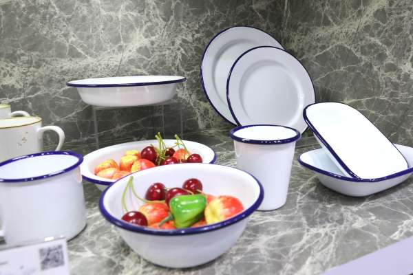 Enamelware kembali â dan ada di mana-mana!